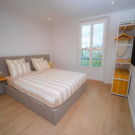 شقة #301- Heart Of Vieil - Place Nationale-high-end Newly Renovated & Furnished أنتيب