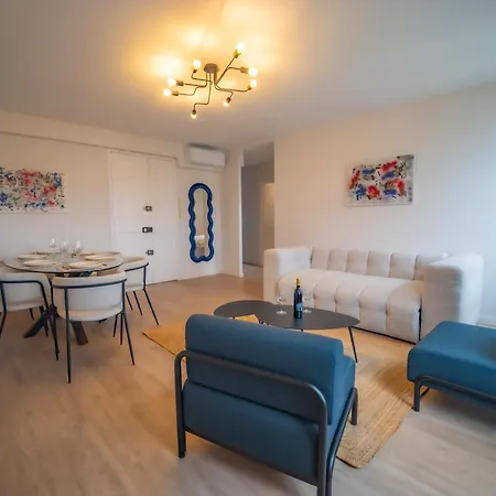 Apartment #301- Heart Of Vieil - Place Nationale-high-end Newly Renovated & Furnished